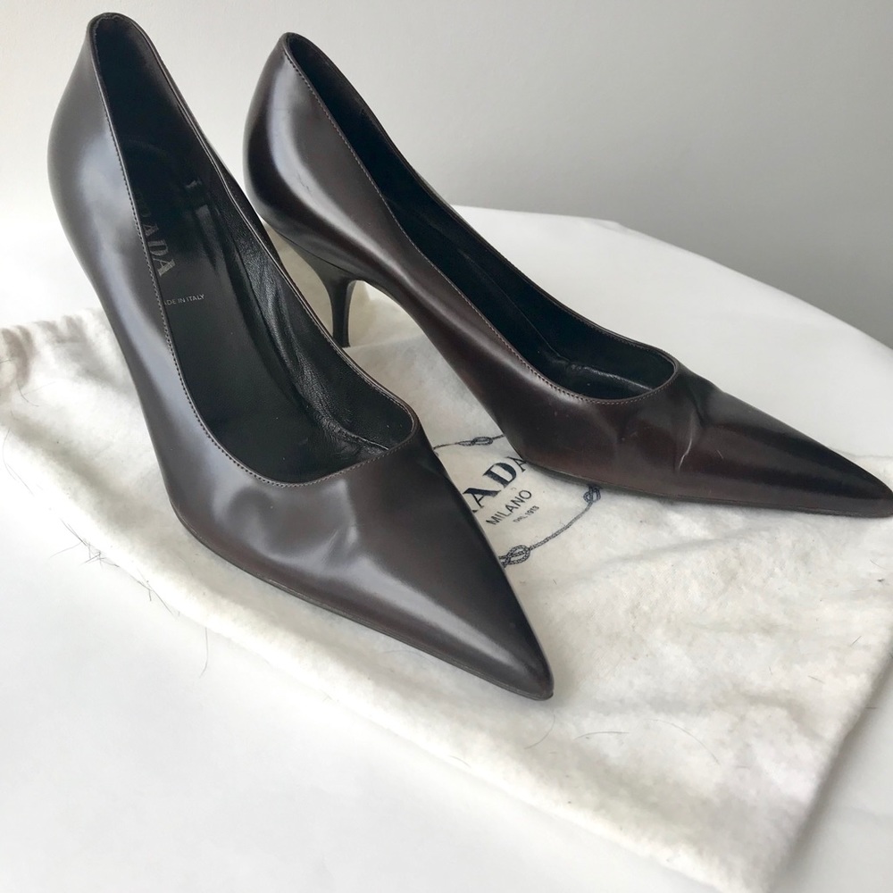 Prada woman brown leather pumps